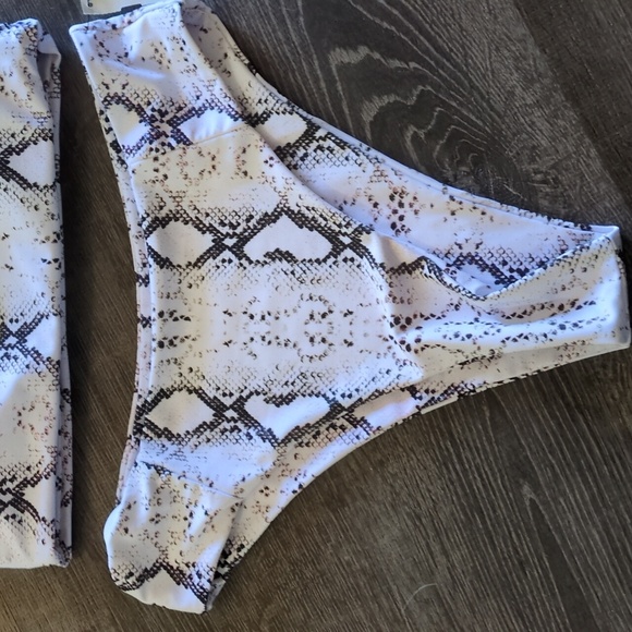 Bikini - Picture 2 of 6